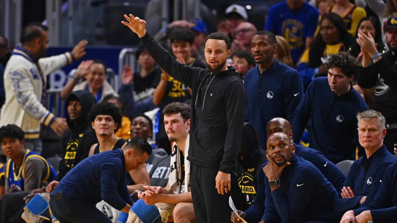 Bintang Golden State Warriors Stephen Curry bereaksi dari bangku cadangan saat timnya menghadapi OKC Thunder pada Jumat (2/1). (Foto: AP)