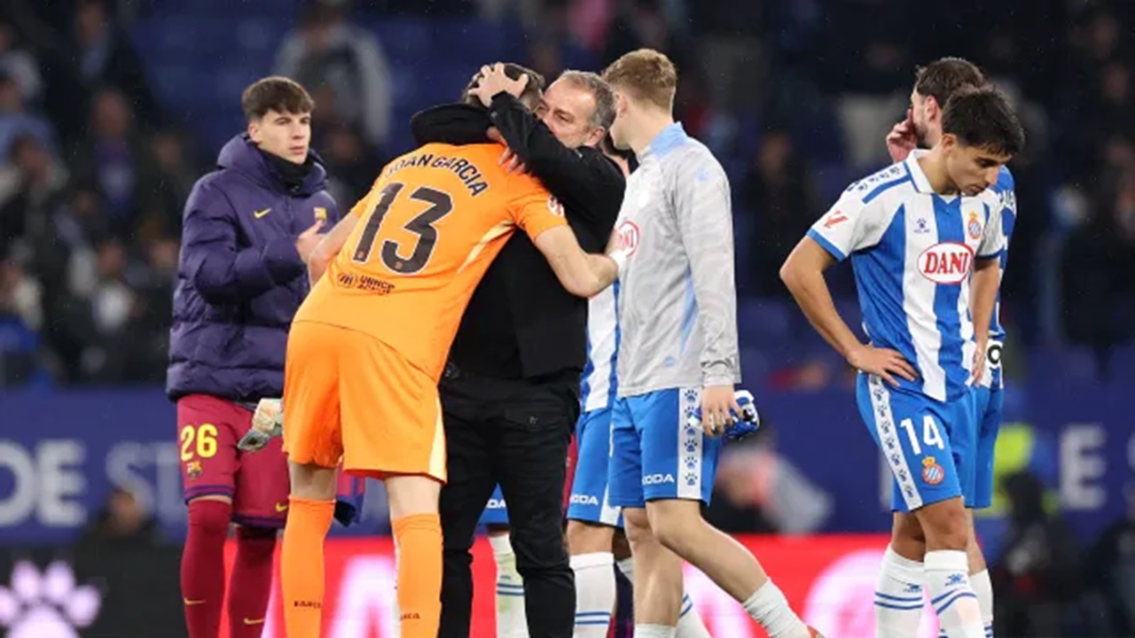 Hansi Flick Berterimakasih ke Joan Garcia Usai Kalahkan Espanyol