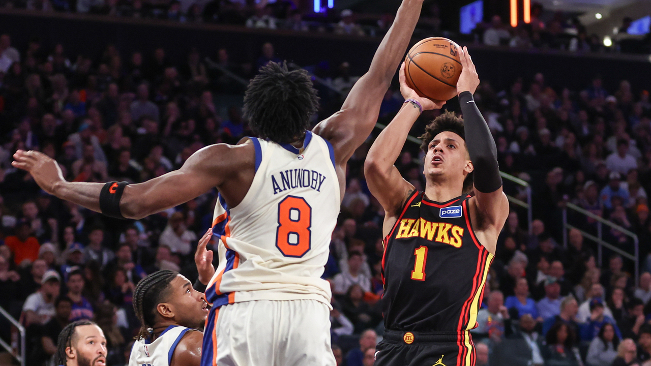 Jalen Johnson (kanan) mencatatkan triple-double saat Atlanta Hawks meraih kemenangan 111-99 atas New York Knicks dalam laga Jumat (2/1) malam. (Fotyo: AP)