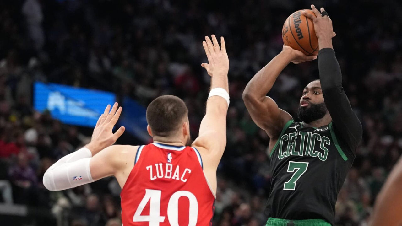 Jaylen Brown (kanan) mencetak 50 poin saat Boston Celtics melibas Los Angeles Clippers 146-115 pada Sabtu (3/1) malam. (Foto: AP)