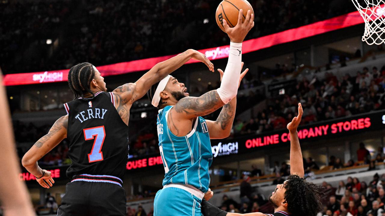 Miles Bridges (tengah) mencetak 26 poin saat Charlotte Hornets mengalahkan tuan rumah Chicago Bulls 112-99 pada Sabtu (3/1) malam. (Foto: AP)