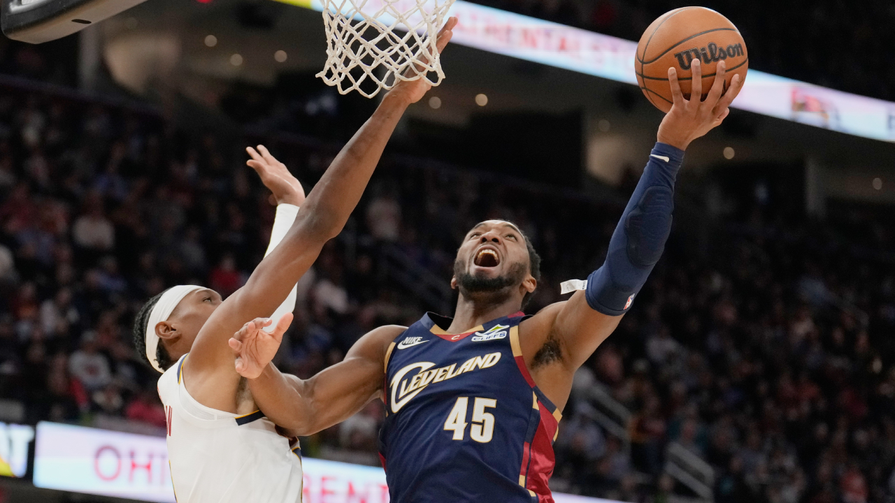 Donovan Mitchell (kanan) mencetak 33 angka saat Cleveland Cavaliers meraih kemenangan 113-108 atas Denver Nuggets pada Jumat (2/1) malam. (Foto: AP)