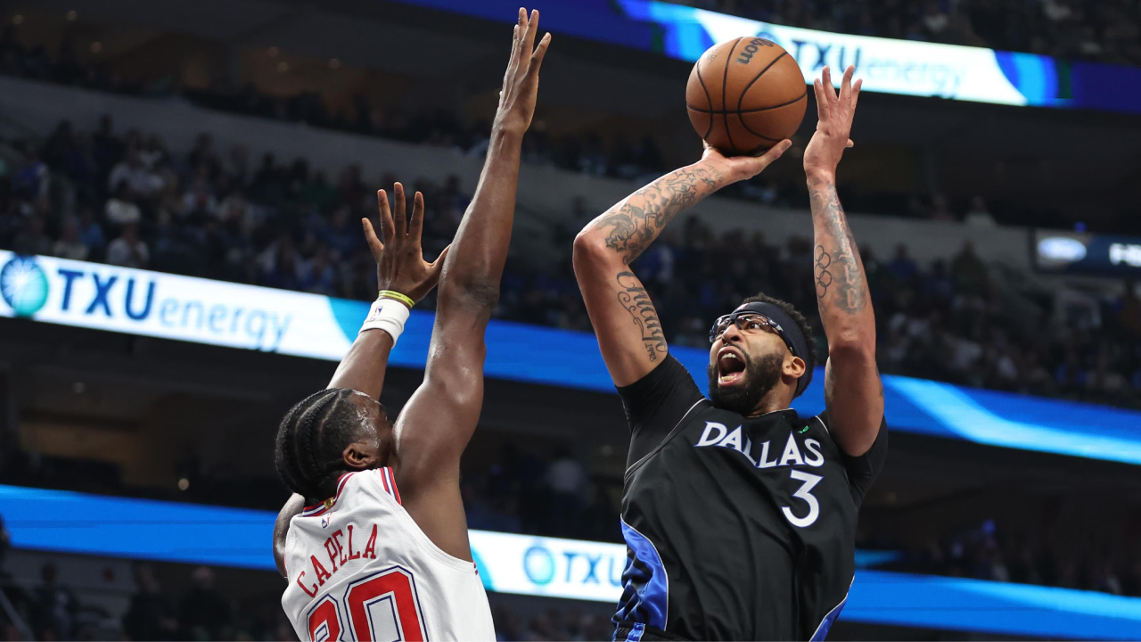 Anthony Davis (kanan) mencetak 26 poin saat Dallas Mavericks Houston Rockets 110-104 pada Sabtu (3/1) malam. (Foto: AP)