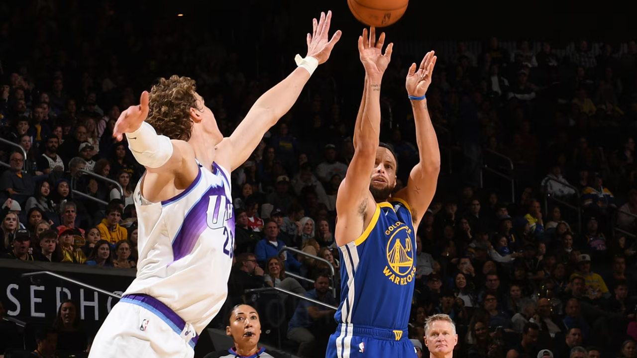 Stephen Curry (kanan) mencetak 31 poin saat Golden State Warriors menundukkan Utah Jazz 123-114 pada Sabtu (3/1) malam di San Francisco. (Foto: AP)