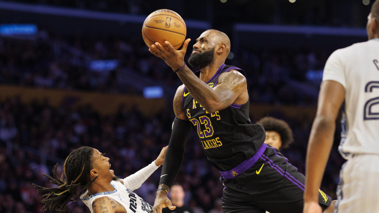 LeBron James (kanan) mencetak 31 poin saat Los Angeles Lakers menundukkan Memphis Grizzlies 128-121 pada Jumat (2/1) malam. (Foto: AP)