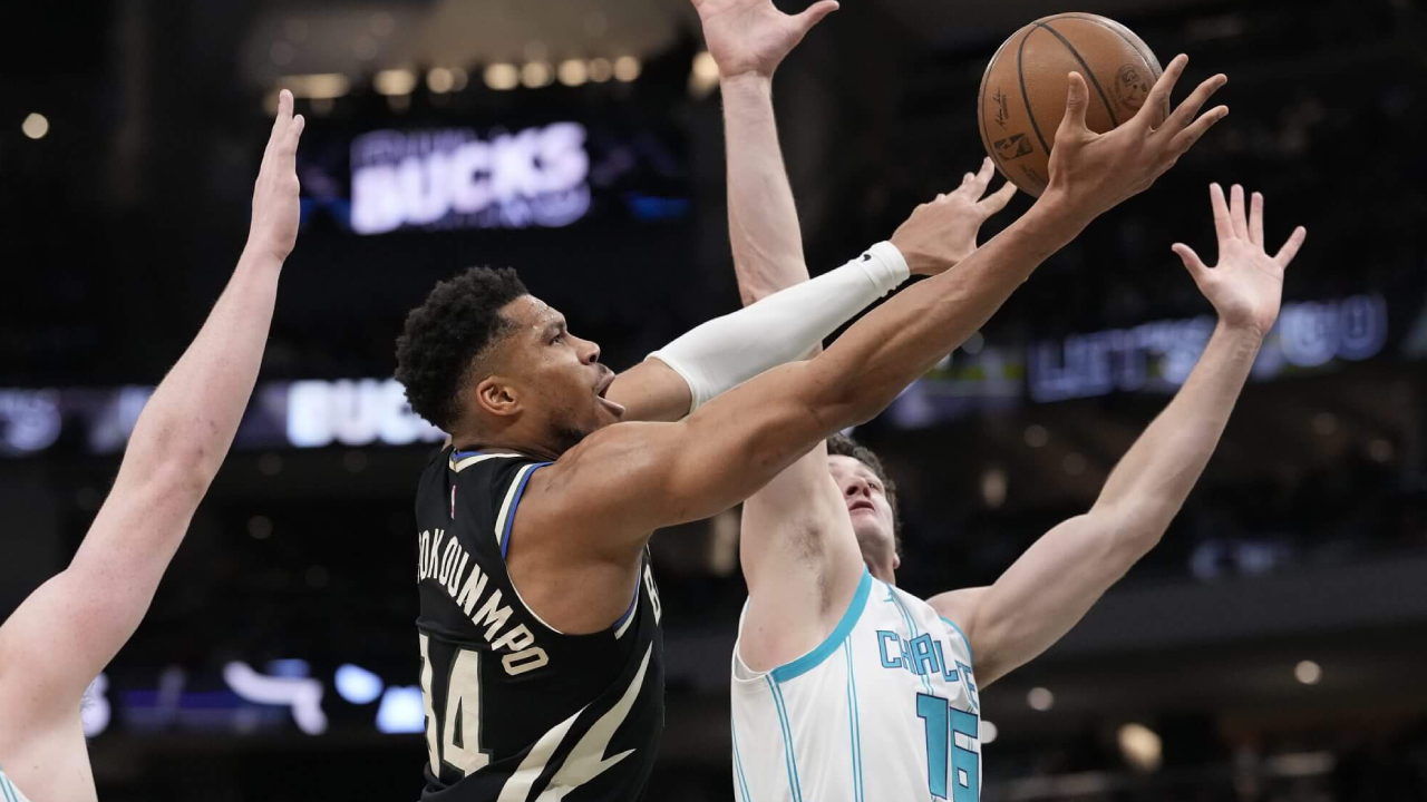 Giannis Antetokounmpo (kiri) mencetak 30 poin saat Milwaukee Bucks meraih kemenangan dramatis 122-121 atas Charlotte Hornets pada Jumat (2/1) malam. (Foto: AP)