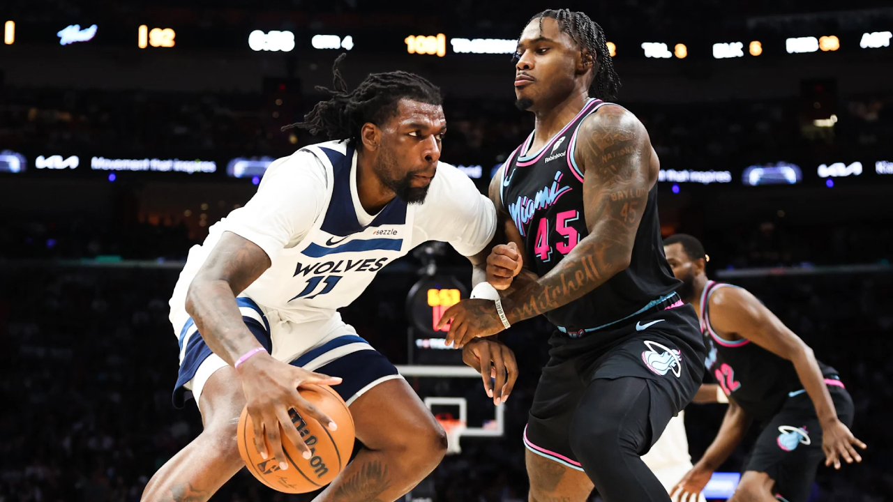 Naz Reid (kiri) mencetak 29 poin saat Minnesota Timberwolves meraih kemenangan tandang 125-115 atas Miami Heat pada Sabtu (3/1) malam. (Foto: AP)