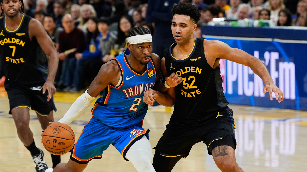 Shai Gilgeous-Alexander (kiri) mencetak 30 poin saat Oklahoma City Thunder membungkam Golden State Warriors 131-94 pada Jumat (2/1) malam. (Foto: AP)