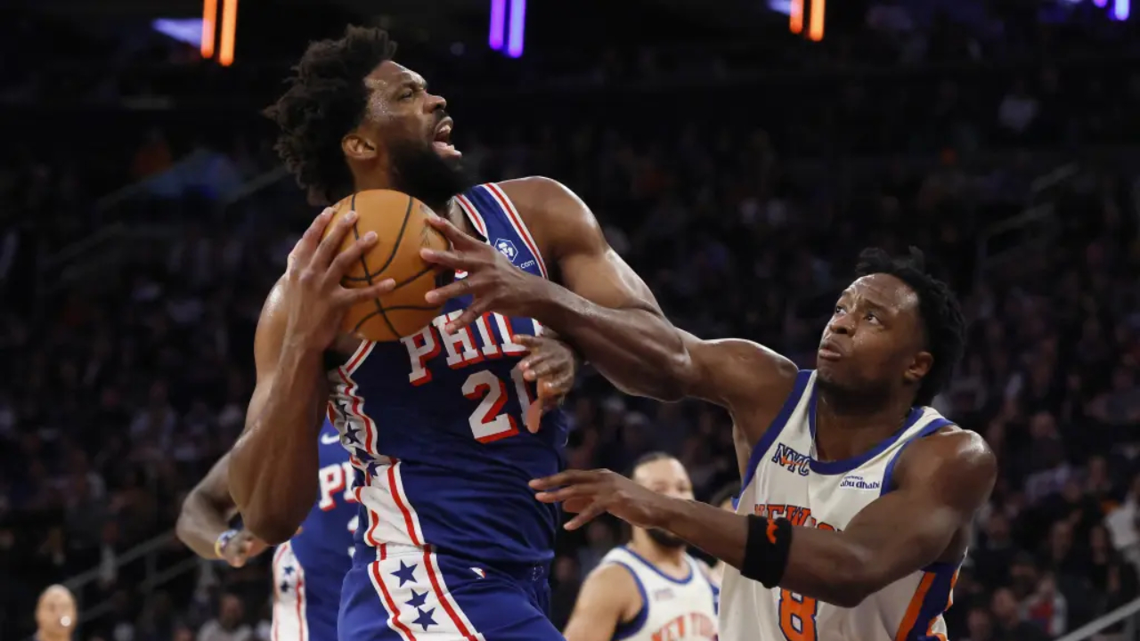 Joel Embiid (kiri) mencetak 26 poin saat Philadelphia 76ers meraih kemenangan tandang 130-119 atas New York Knicks pada Sabtu (3/1) malam. (Foto: AP)