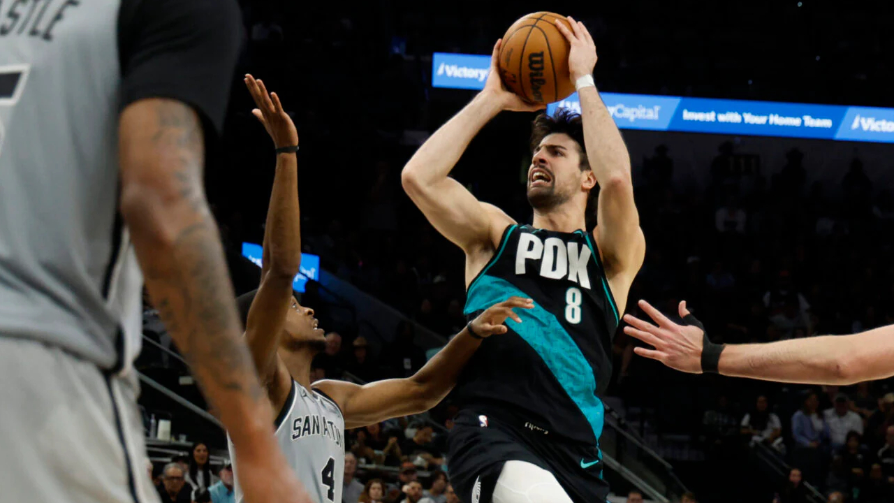 Deni Avdija (kanan) mencatat tripel-double saat Portland Trail Blazers menaklukkan San Antonio Spurs 115-110 pada Sabtu (3/1) malam.