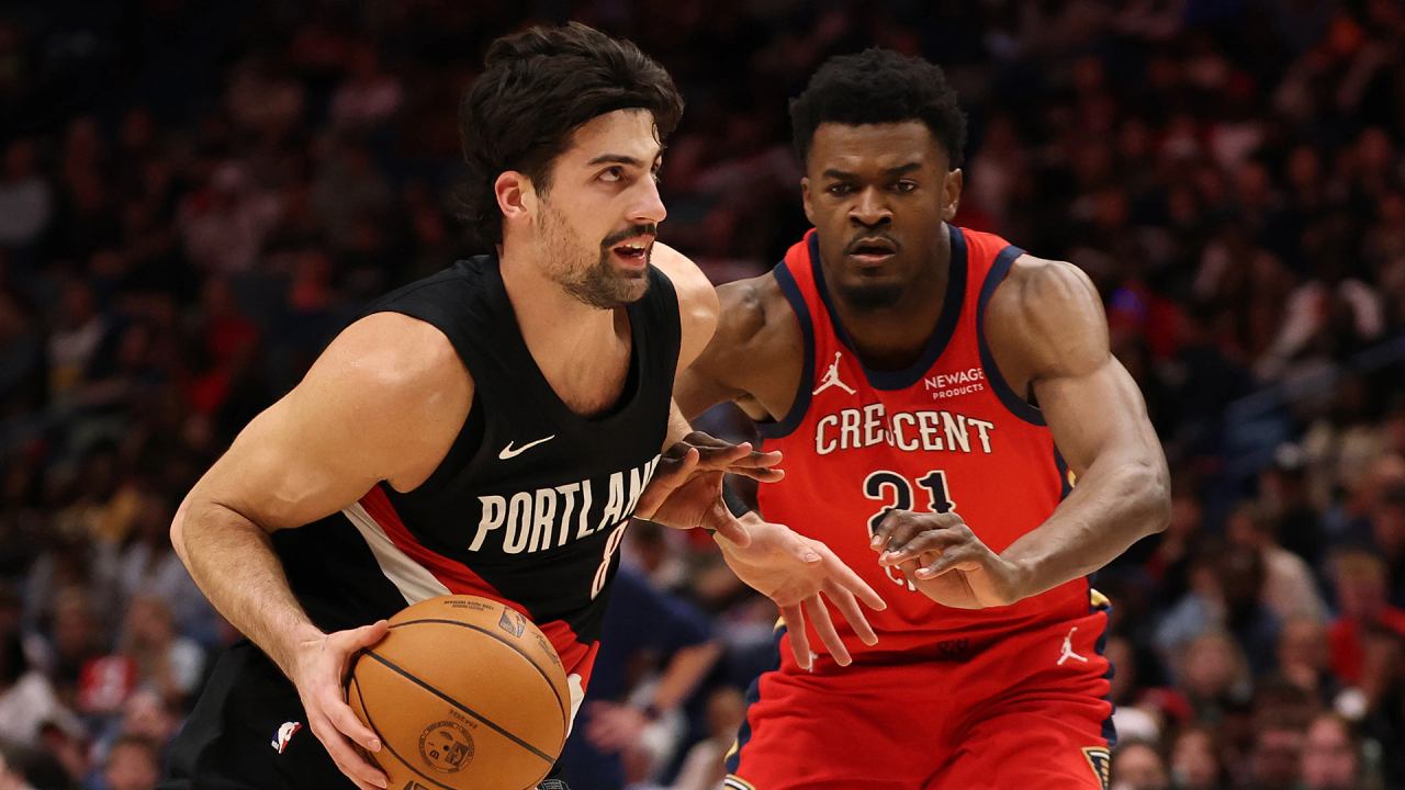 Deni Avdija (kiri) mencetak 34 poin saat Portland Trail Blazers menaklukkan tuan rumah New Orleans Pelicans 122-109 pada Jumat (2/1) malam. (Foto: AP)