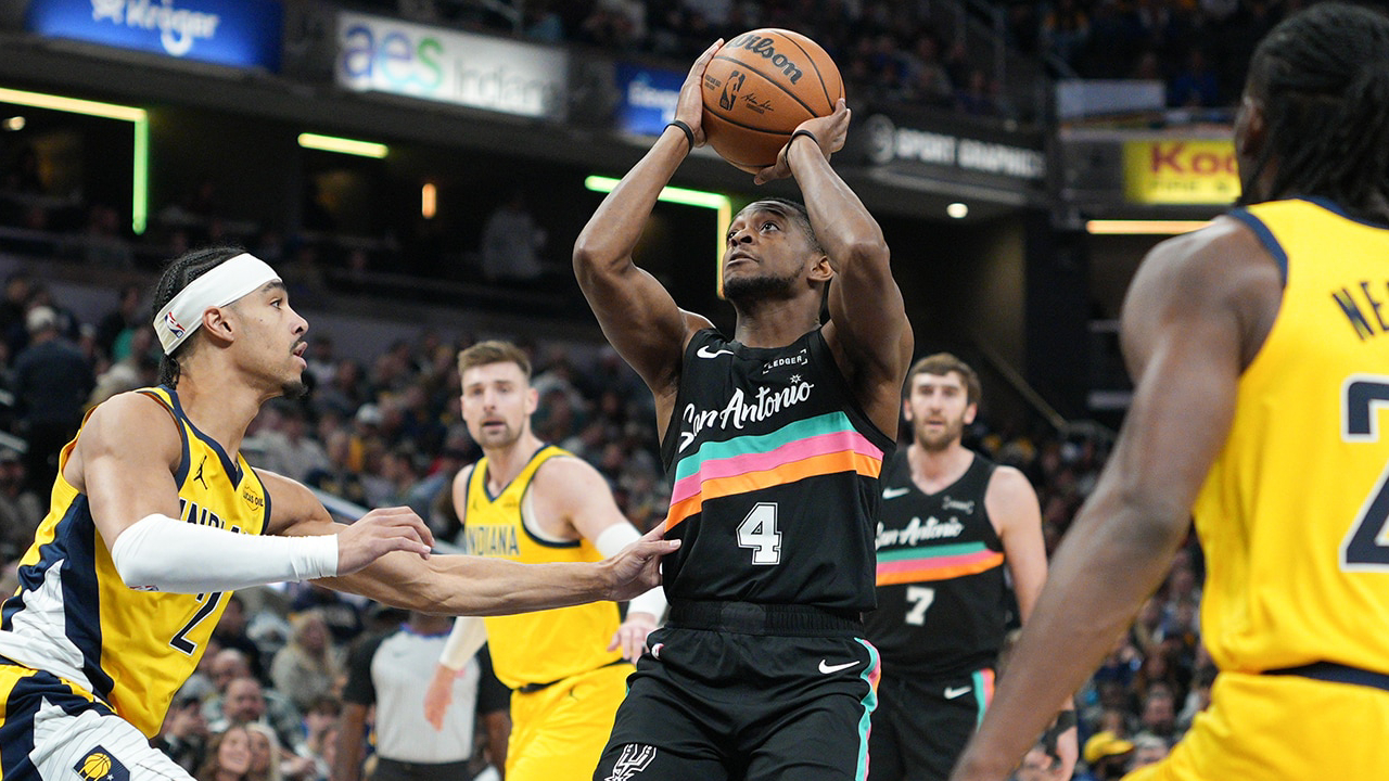 De’Aaron Fox (tengah) mencetak 24 poin saat San Antonio Spurs meraih kemenangan 123-113 atas tuan rumah Indiana Pacers. (Foto: AP)