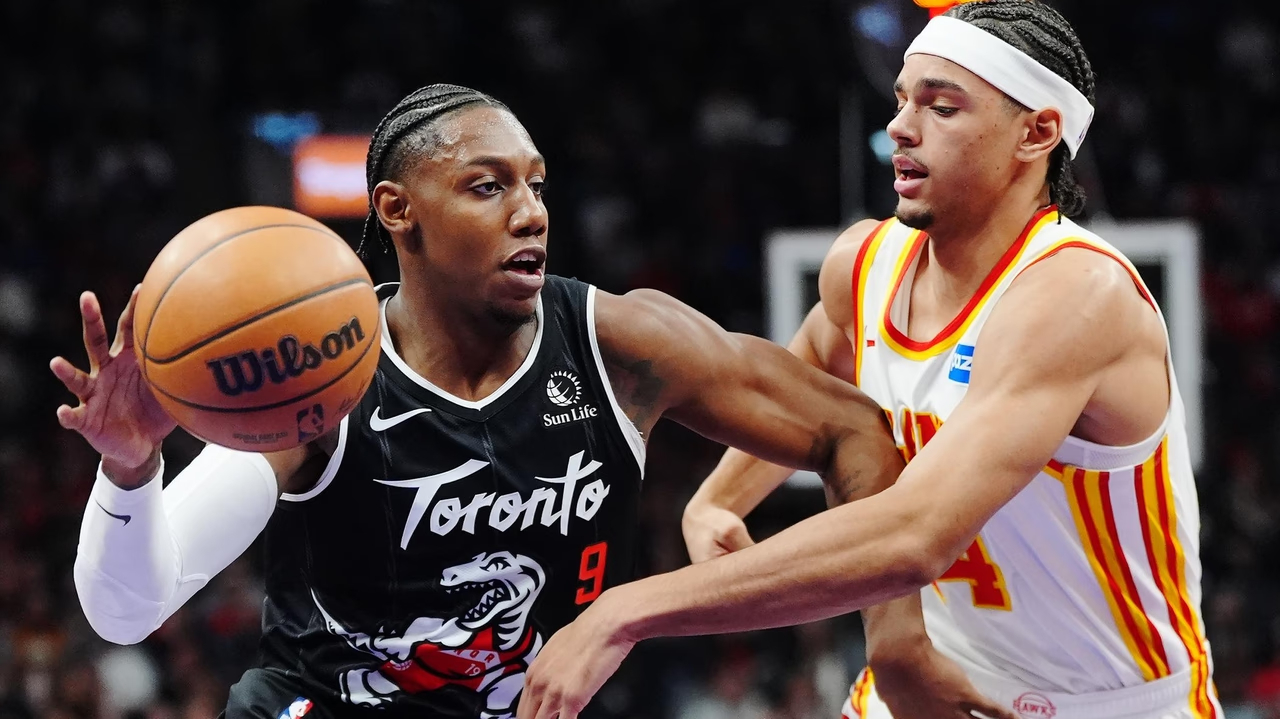 RJ Barrett (kiri) mencetak 29 poin saat Toronto Raptors mengamankan kemenangan 134-117 atas Atlanta Hawks pada Sabtu (3/1) malam. (Foto: AP)