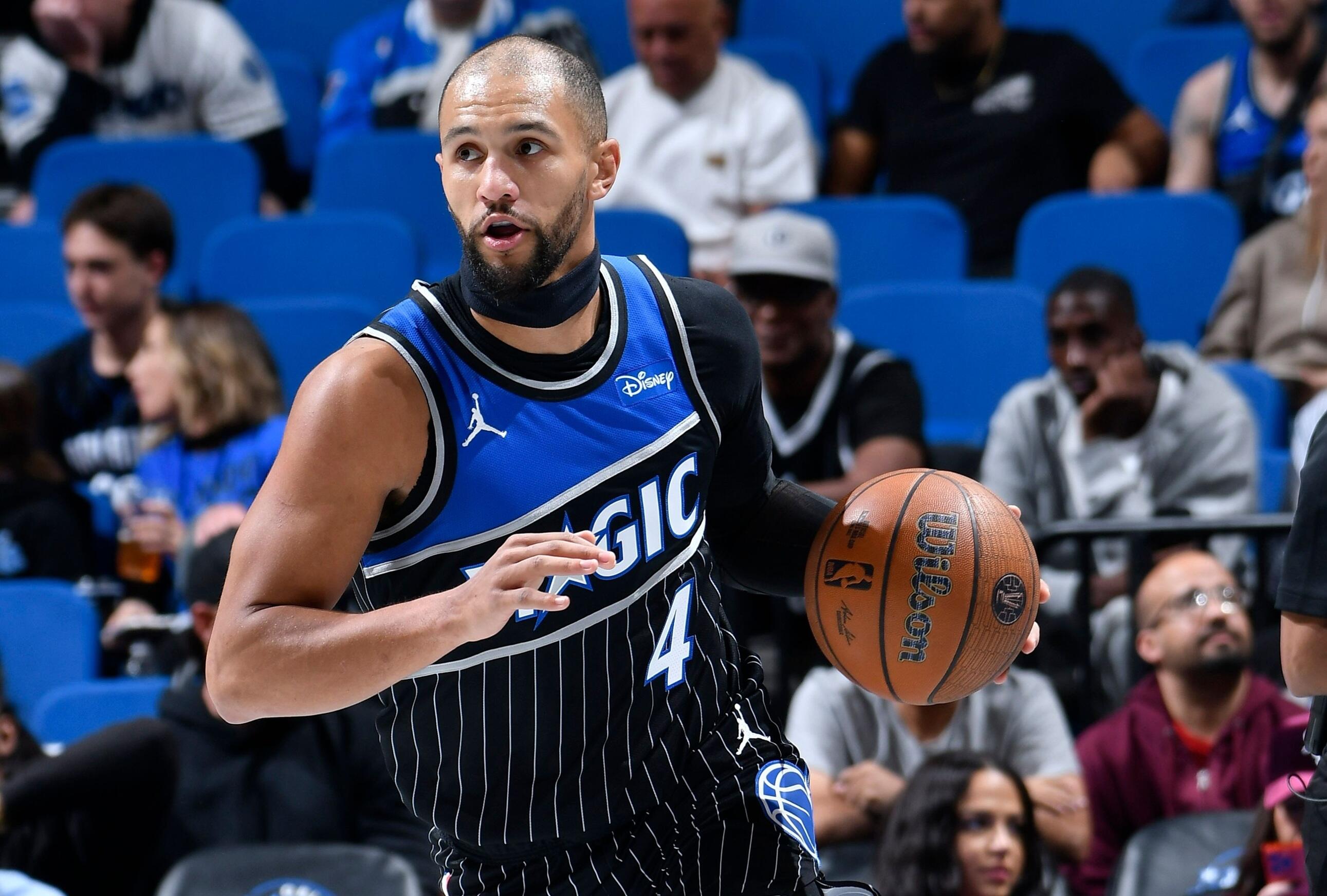 NBA Larang Jalen Suggs Pakai Ikat Kepala di Leher - sumber: (mainbasket)