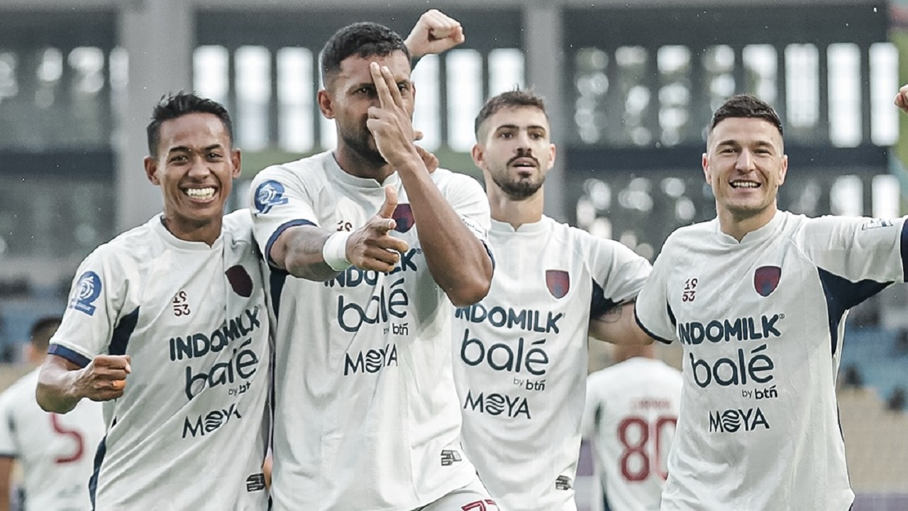 Penyerang Persita Tangerang, Matheus Alves merayakan gol ke gawang Persis Solo