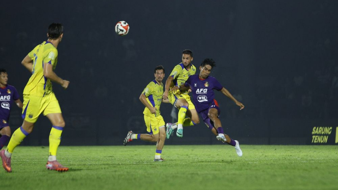 Persib bermain imbang dengan Persik 1-1