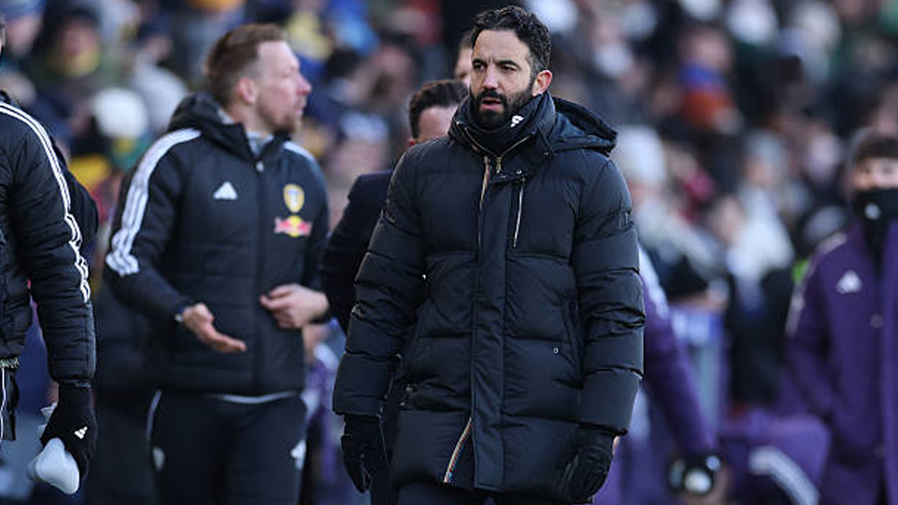 Dipecat MU, Gary Neville Soroti Tanda-tanda Ruben Amorim Tidak Bahagia