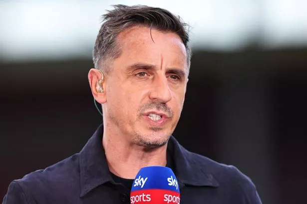 Gary Neville Kritik Pedro Neto Usai Laga Kontra Man City