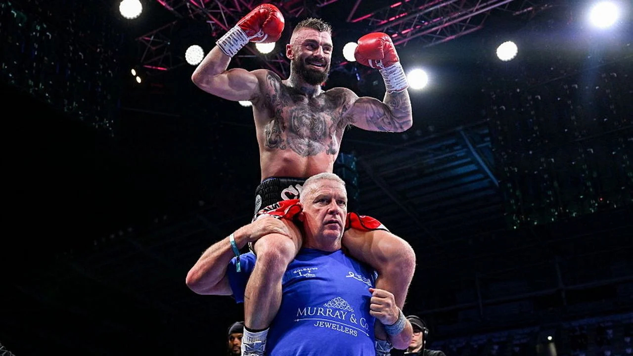 Lewis Crocker digendong oleh pelatih Billy Nelson setelah mengalahkan Paddy Donovan. (Foto: Fight TV)