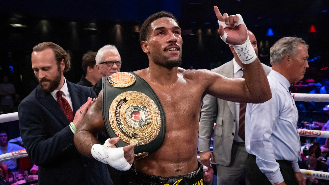 Osleys Iglesias sendiri dikenal sebagai salah satu petinju paling berbahaya di divisi ini. (Foto: Fight TV)