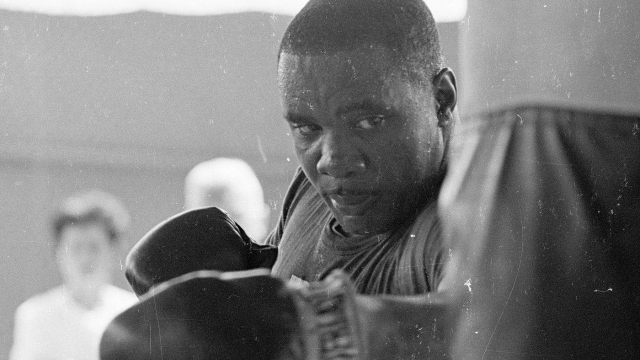 Saat menjadi juara dunia, Sonny Liston tidak pernah menikmati kehormatan yang biasanya melekat pada gelar kelas berat. (Foto: Fight TV)