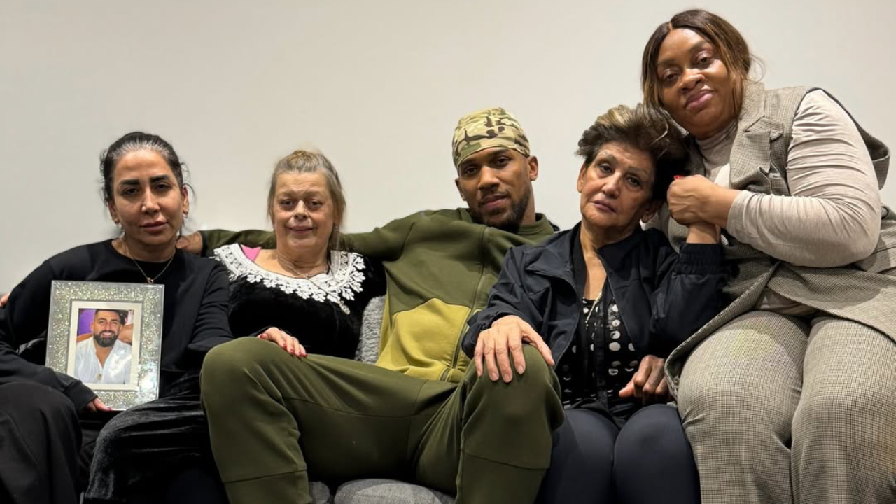 Anthony Joshua (tengah) tampak duduk di samping sang ibu serta tiga perempuan lainnya dengan salah satunya memegang foto mendiang Sina Ghami. (Foto: Instagram)