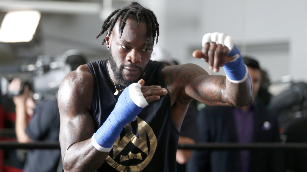 Deontay Wilder percaya satu hal penting masih berpihak kepadanya: tubuhnya relatif “awet” karena baru mulai menekuni tinju pada usia 21 tahun. (Foto: Fight TV)