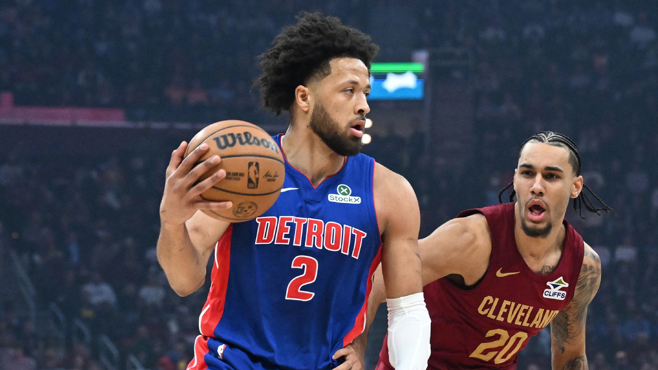 Cade Cunningham (kiri) mencetak 27 poin saat Detroit Pistons meraih kemenangan ketat 114-110 atas tuan rumah Cleveland Cavaliers pada Minggu (4/1) sore waktu setempat. (Foto: AP)