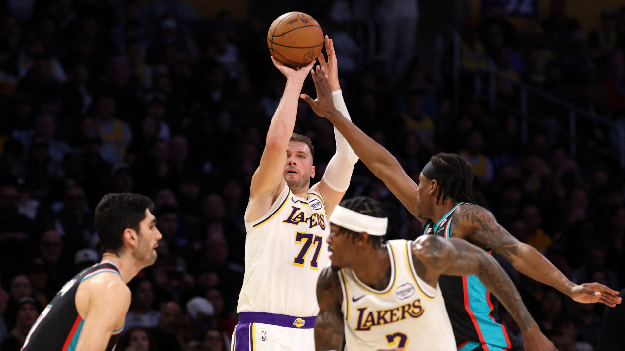 Luka Doncic (tengah) mencetak 36 poin saat Los Angeles Lakers mengalahkan Memphis Grizzlies 120-114 pada Minggu (4/1) malam waktu setempat. (Foto: AP)