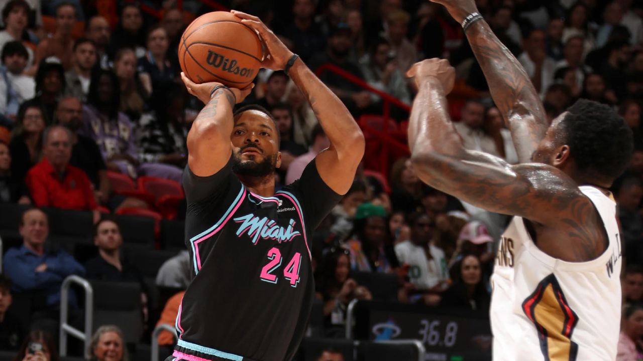 Norman Powell (kiri) mencetak 34 angka saat Miami Heat menundukkan New Orleans Pelicans 125-106 pada laga Minggu (4/1) malam waktu setempat. (Foto: AP)