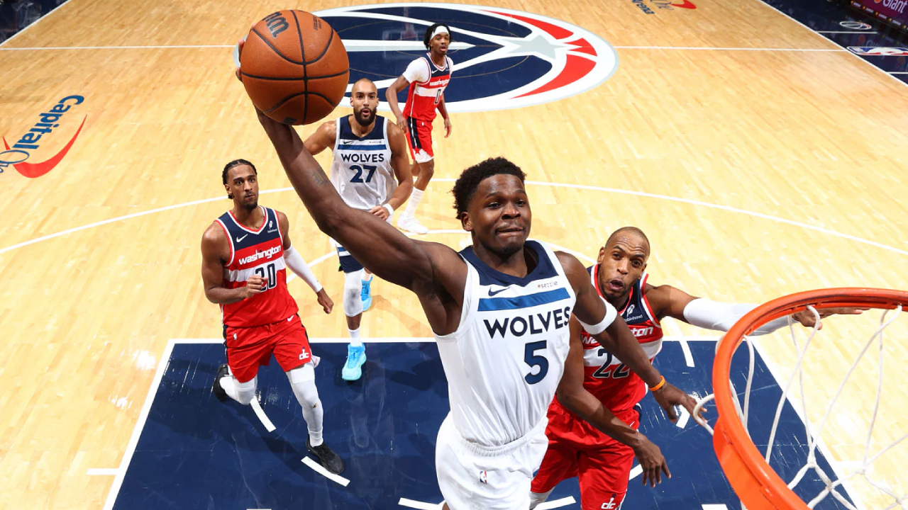 Anthony Edwards (tengah) mencetak 35 poin saat Minnesota Timberwolves menghancurkan tuan rumah Washington Wizards 141-115 pada laga Minggu (4/1) malam waktu setempat. (Foto: AP)