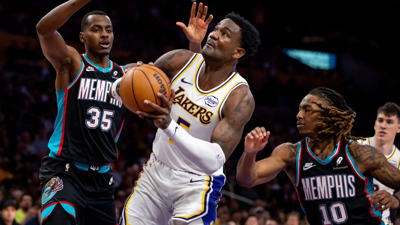Deandre Ayton (tengah) menutup laga dengan kontribusi solid: 15 poin dari 6 dari 8 tembakan, delapan rebound, dan tiga blok. (Foto: AP)