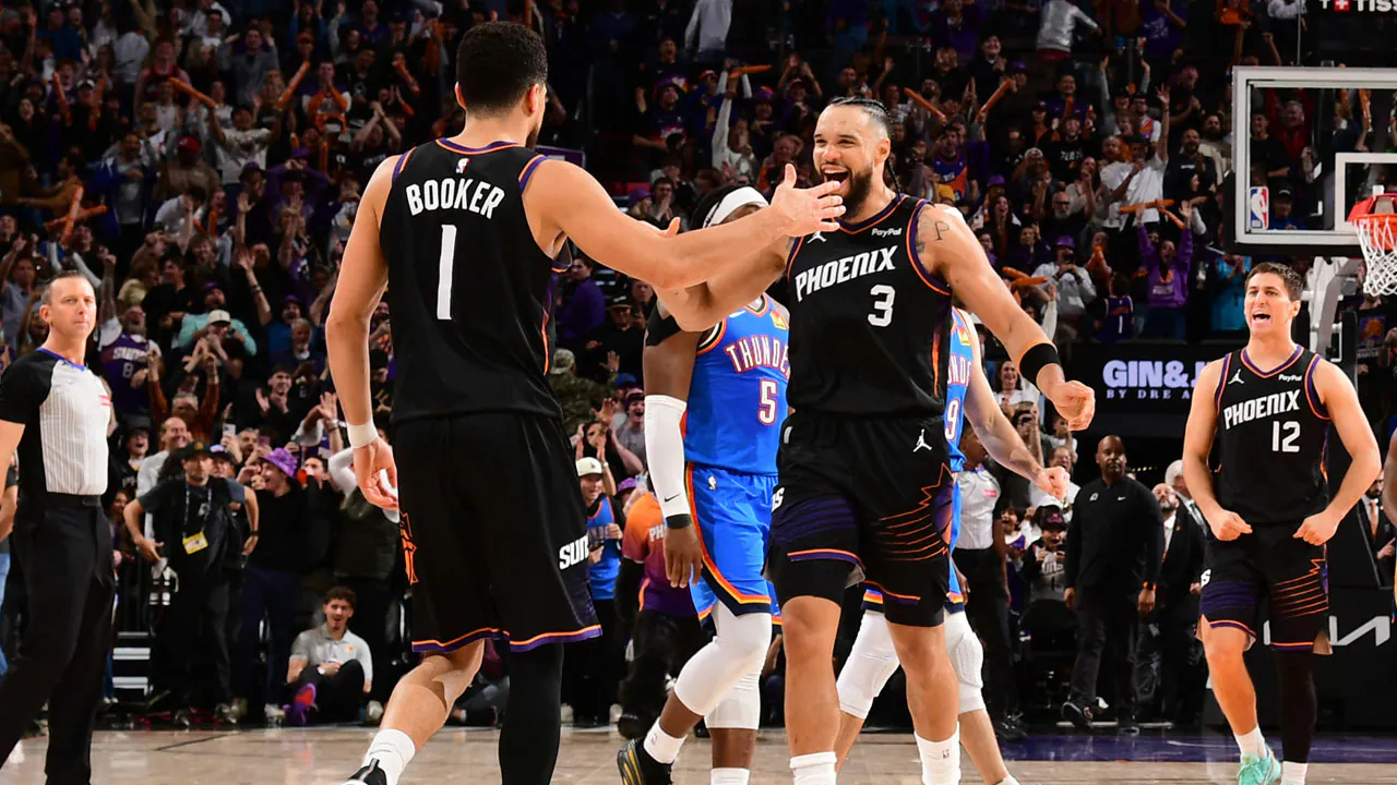 Devin Booker (kiri) melakukan selebrasi dengan rekan setimnya setelah Phoenix Suns mengalahkan OKC Thunder. (Foto: AP)