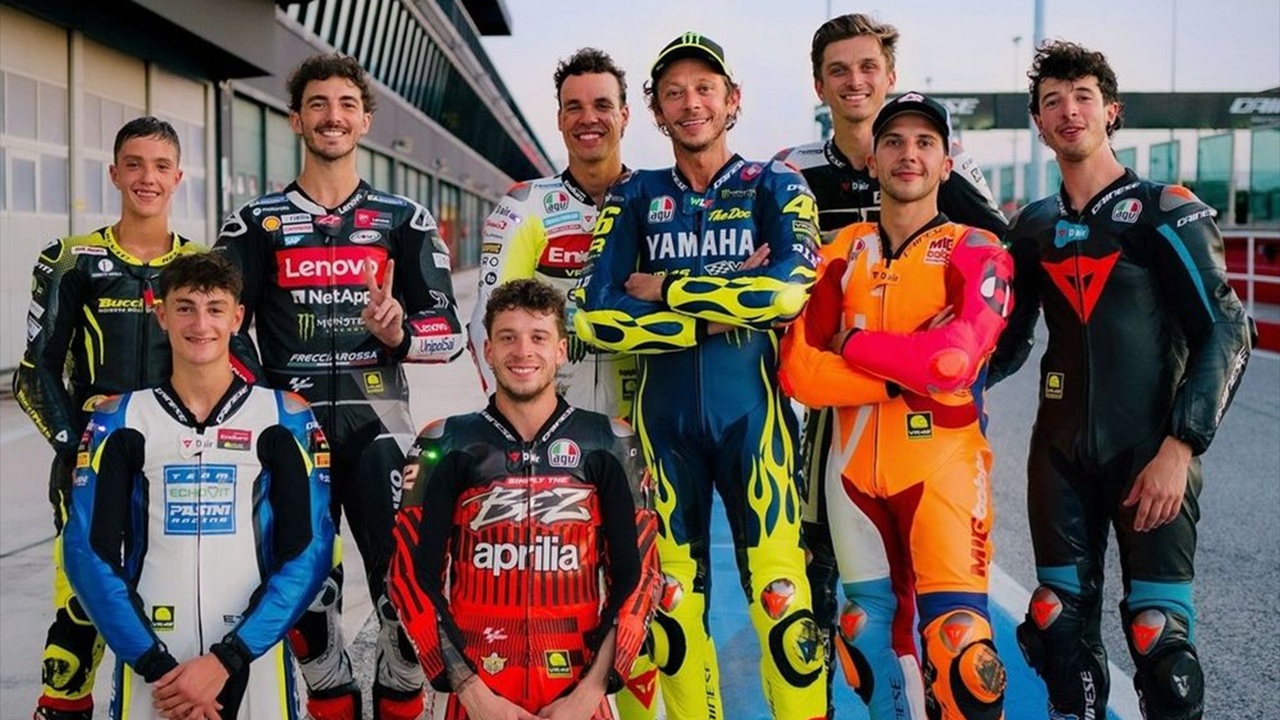 Valentino Rossi bersama para pebalap dari VR46 Riders Academy