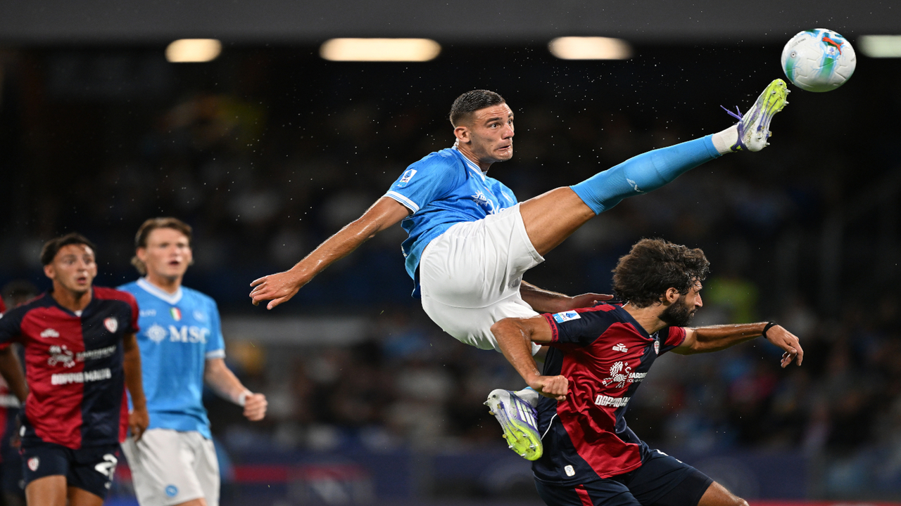 Atasi paceklik gol di lini serang tim, AS Roma dilaporkan tertarik untuk menukar Artem Dovbyk dengan striker milik Napoli yaitu Lorenzo Lucca / via Getty Images