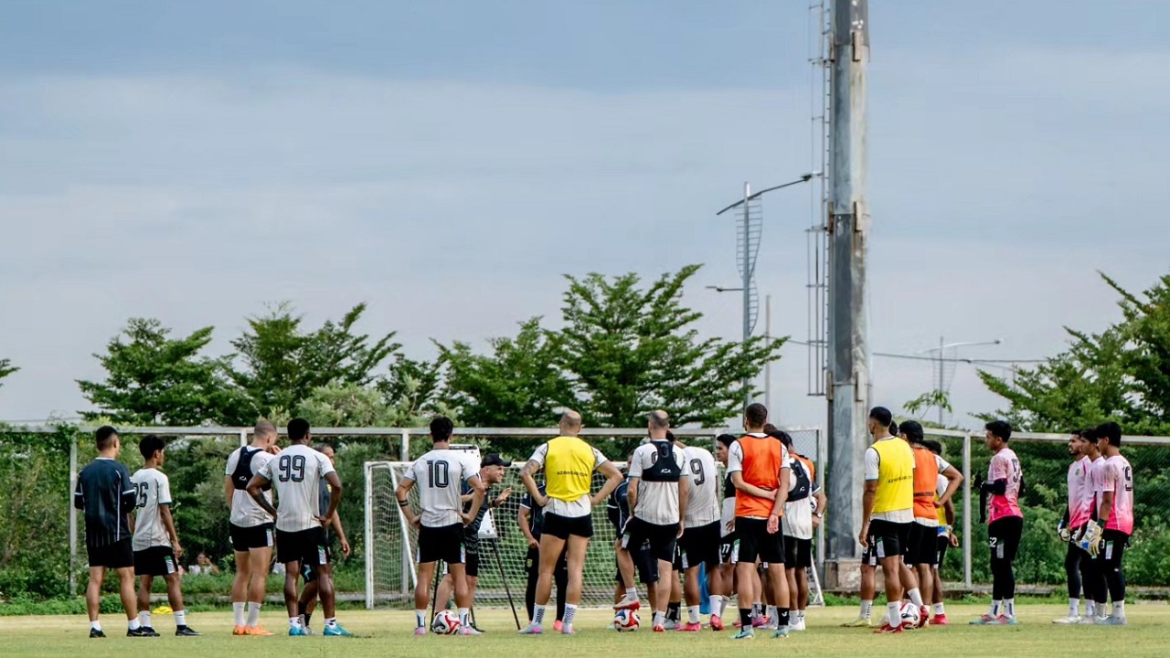 Pelatih anyar Persebaya Surabaya, Bernardo Tavares memimpin latihan timnya