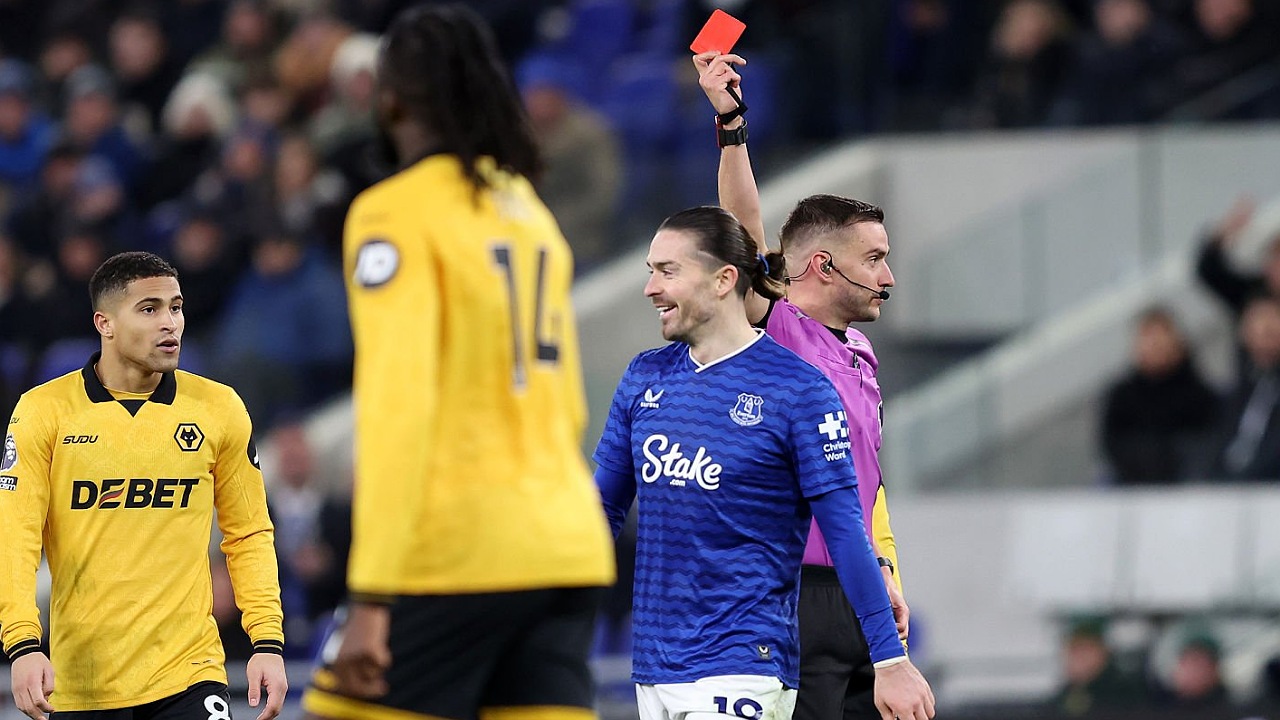 Jack Grealish diganjar kartu merah