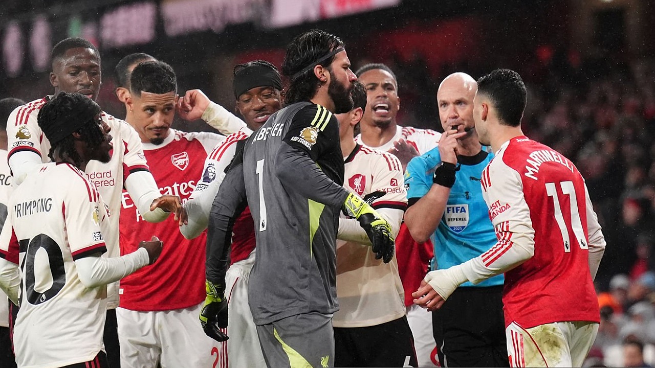 Winger Arsenal, Gabriel Martinelli, terlibat perdebatan dengan pemain Liverpool