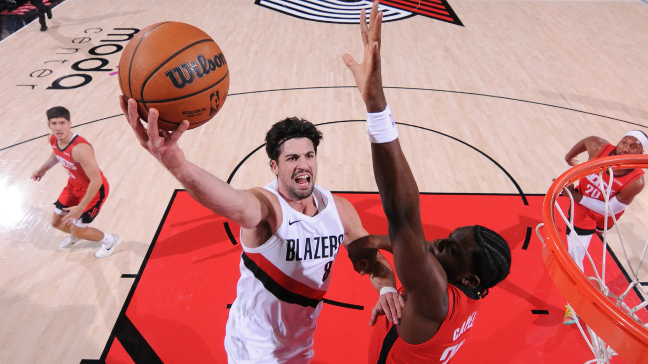 Deni Avdija (kiri) mencetak 41 poin saat Portland Trail Blazers meraih kemenangan dramatis 103-102 atas Houston Rockets pada Rabu (7/1) malam. (Foto: AP)