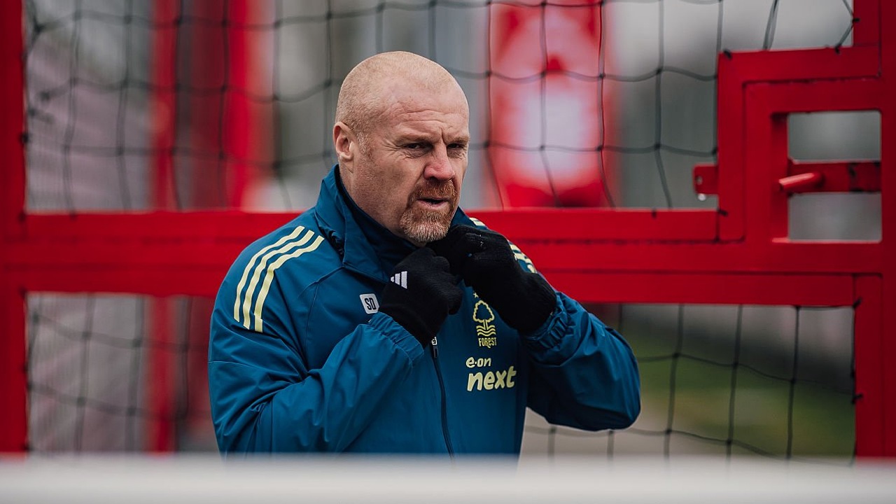 Sean Dyche Buka Suara soal Transfer Forest Usai Kepergian Kalimuendo