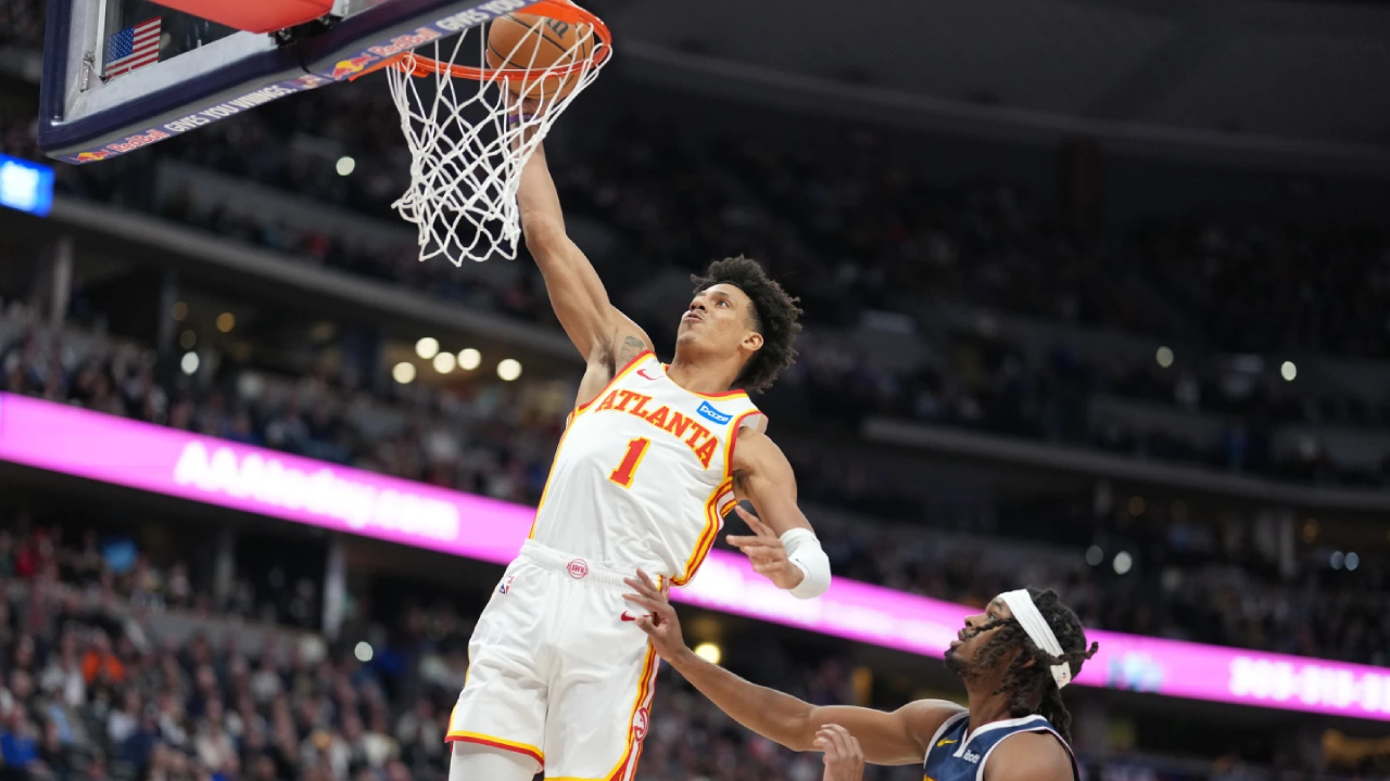 Jalen Johnson (kiri) mencetak 29 poin saat Atlanta Hawks menghancurkan Denver Nuggets 110-87 pada Jumat (9/1) malam waktu setempat. (Foto: AP)