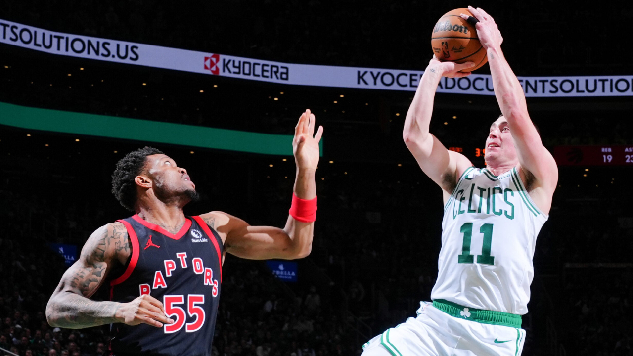 Payton Pritchard (kanan) mecetak 27 poin saat Boston Celtics menundukkan Toronto Raptors 125-117 pada Jumat (9/1) malam waktu setempat. (Foto: AP)