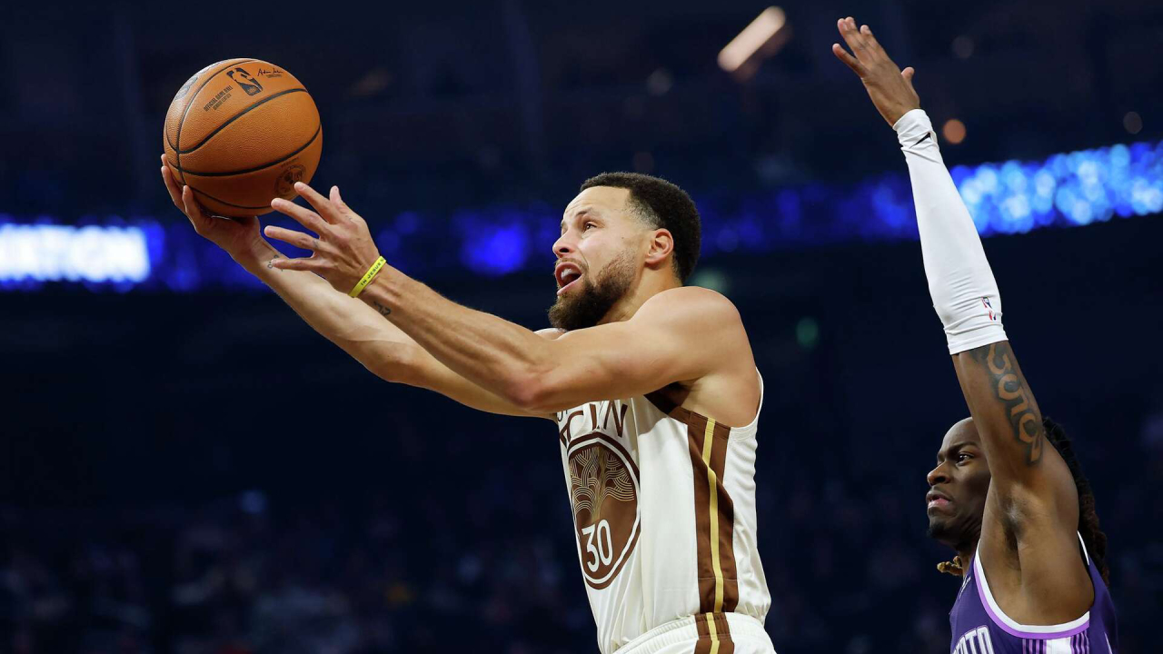 Stephen Curry (kiri) mencetak 27 poin saat Golden State Warriors menghancurkan Sacramento Kings 137-103 pada Jumat (9/1) malam waktu setempat. (Foto: AP)