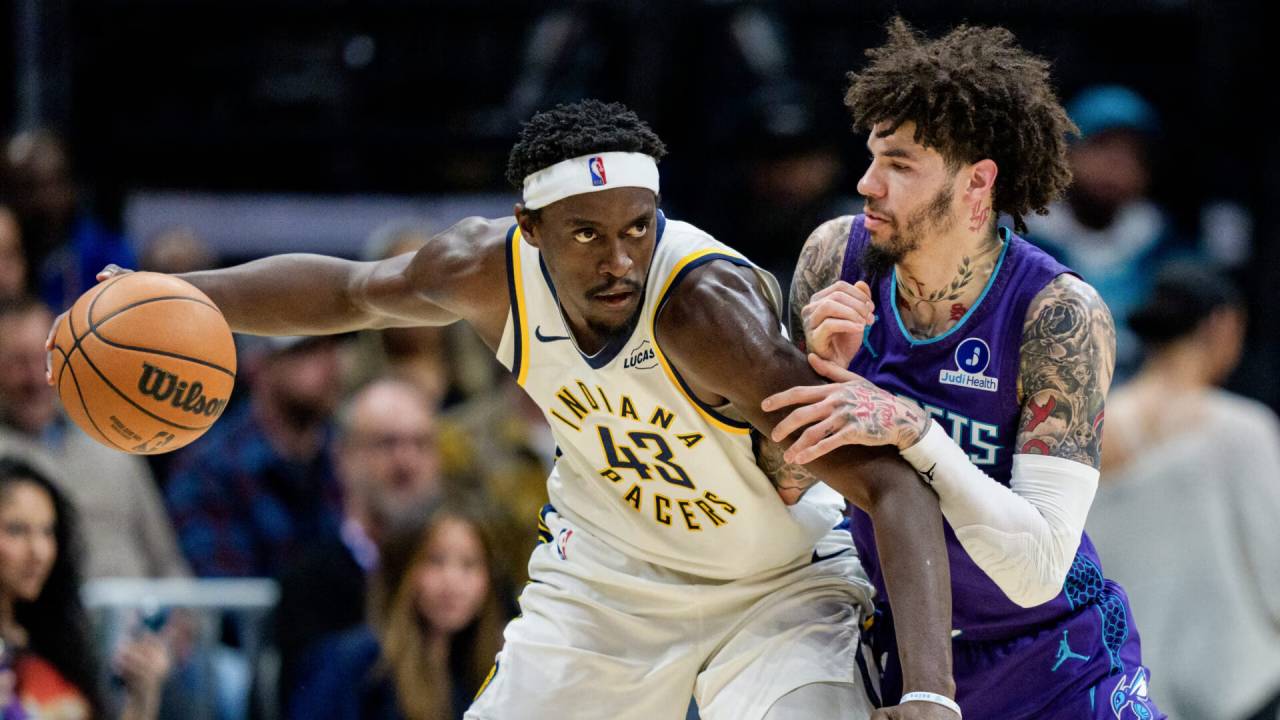 Pascal Siakam (kiri) mencetak 30 poin saat Indiana Pacers menundukkan Charlotte Hornets 114-112 pada Kamis (8/1) malam. (Foto: AP)