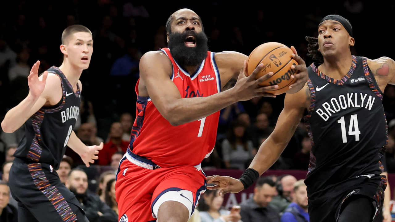 James Harden (tengah) mencetak 31 poin saat Los Angeles Clippers meraih kemenangan 121-105 atas Brooklyn Nets pada Jumat (9/1) malam. (Foto: AP)