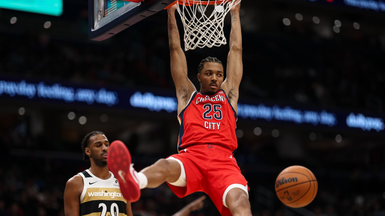 Trey Murphy III (kanan) mencetak 35 poin saat New Orleans Pelicans menaklukkan Washington Wizards 128-107 pada Jumat (9/1) malam. (Foto: AP)