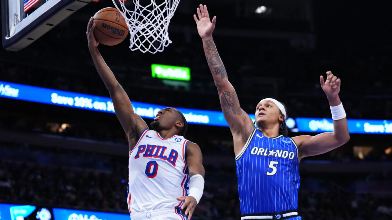 Tyrese Maxey (kiri) mencetak 29 poin saat Philadelphia 76ers menaklukkan Orlando Magic 103-91 pada Jumat (9/1) malam. (Foto: AP)