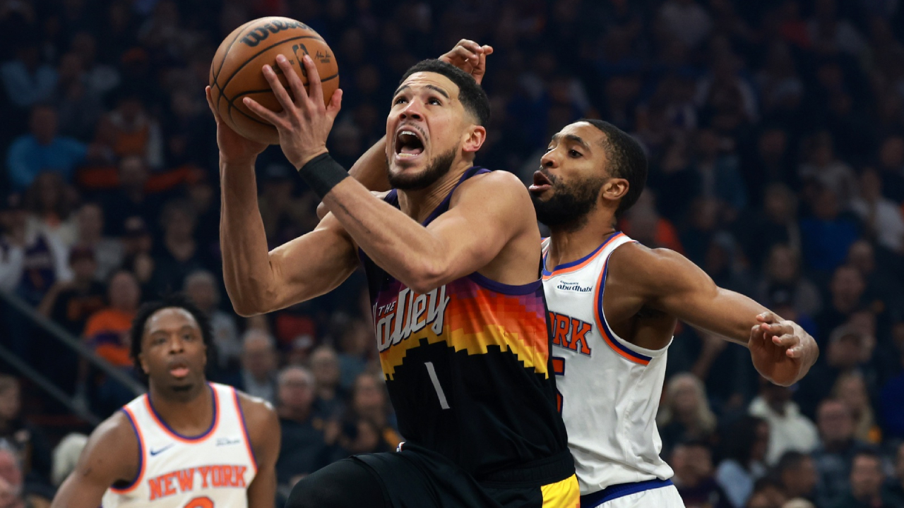 Devin Booker (kiri) mencetak 31 poin saat Phoenix Suns meraih kemenangan 112-107 atas New York Knicks pada Jumat (9/1) malam. (Foto: AP)