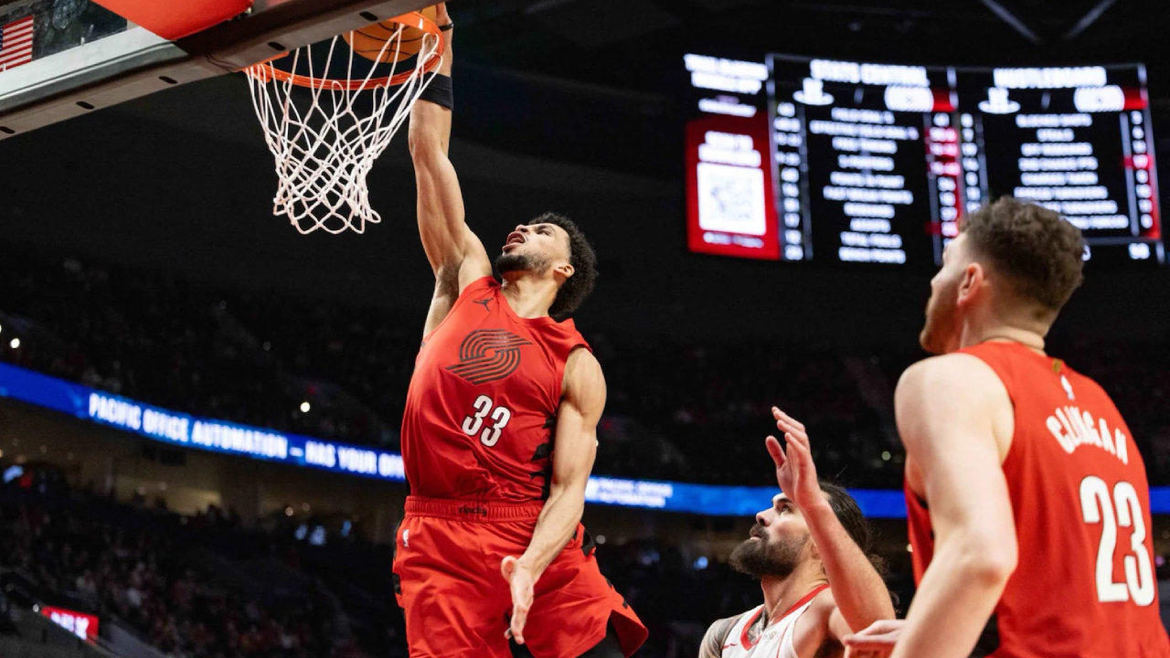 Toumani Camara (kiri) mencetak 25 poin saat Portland Trail Blazers menundukkan Houston Rockets 111-105 pada Jumat (9/1) malam. (Foto: AP)