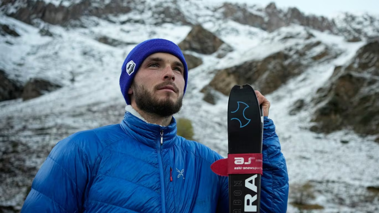 Nikita Filippov, atlet ski mountaineering, akan mengikuti Olimpiade Musim Dingin Milan Cortina 2026 dengan status Individual Neutral Athletes (INA). (Foto: AP)